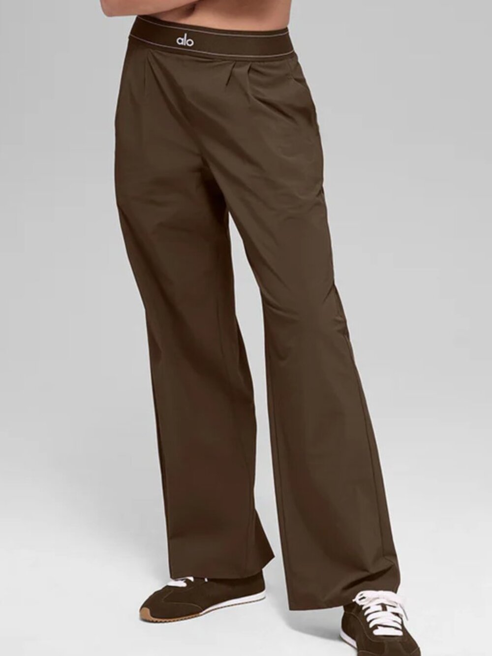 Model Off Duty 🛀 ALO Yoga Suit Up Trouser Coffee Brown🤳Wide-Leg Long-Leg Look - Picture 7 of 8